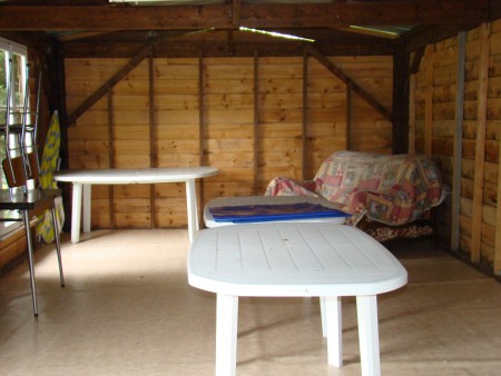 Voici l'intérieur du chalet tel que nous l'avons trouvé, 38 m² avec un petit coup d'isolation et de bonne volonté...